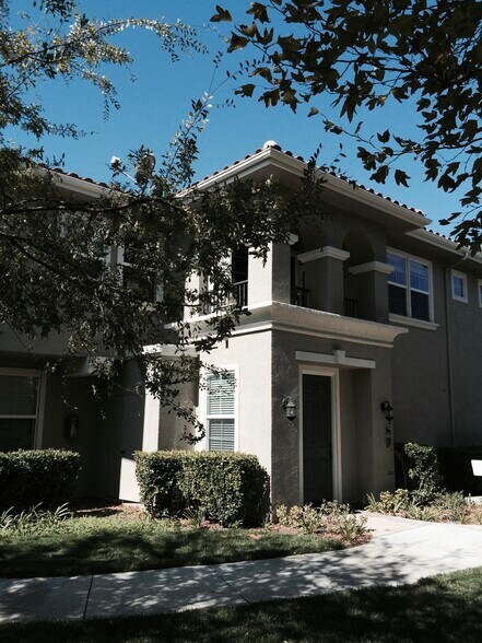 Primary Photo - 27352 Oaktree Pl