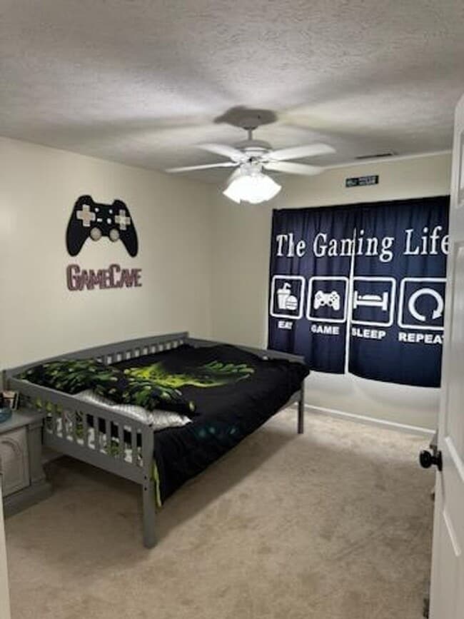 Building Photo - Beautiful, 5-bedroom home in a quiet subdi...