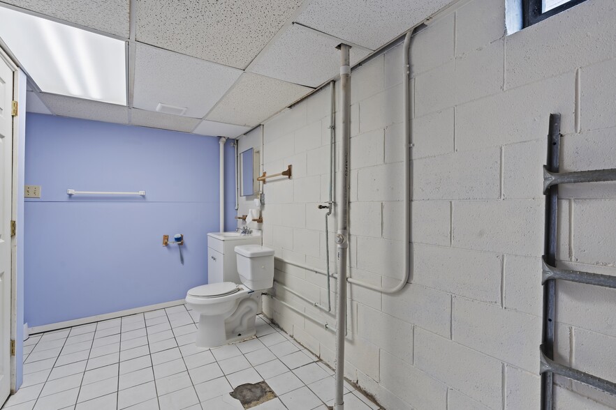 Building Photo - 3216 N Downer Ave