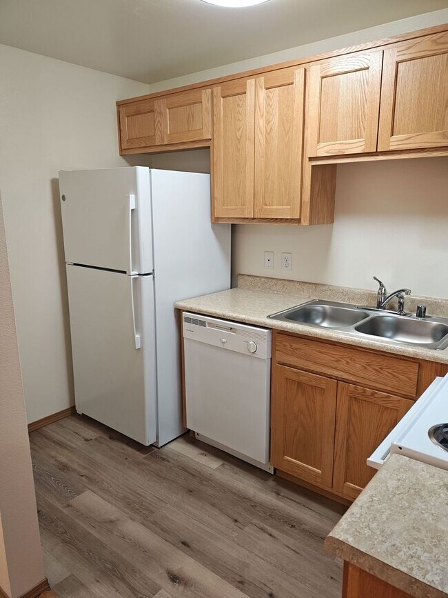 Building Photo - Three bedroom one bath! Corner unit! Washe...