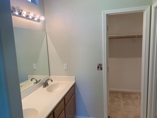 Building Photo - 3 Bedroom, 2 Bath Home with attached 3 car...