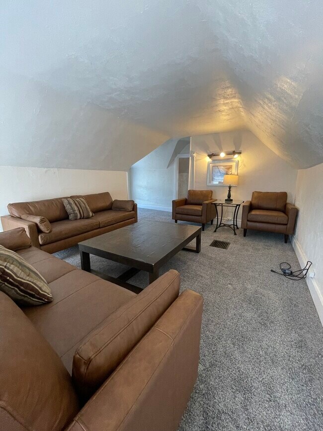 Building Photo - 1148 Memorial Ave