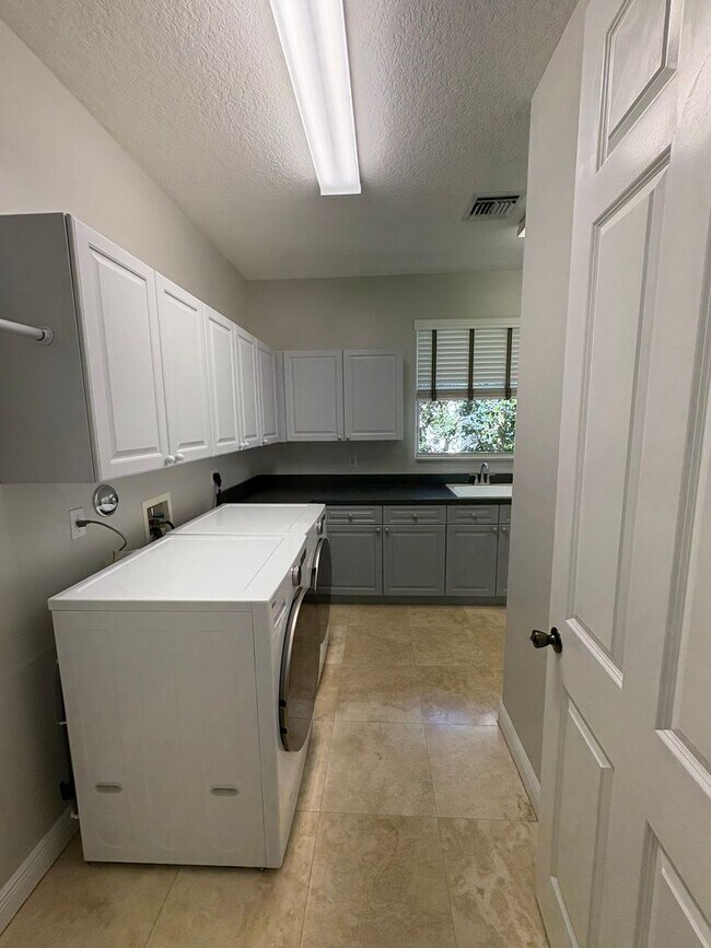 Building Photo - Spacious 3/3.5 3 car garage home in Palm City
