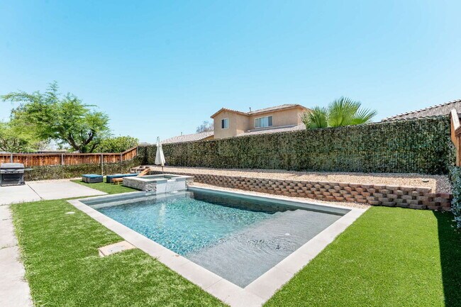 Building Photo - Coachella 4 Bedrooms Stunner