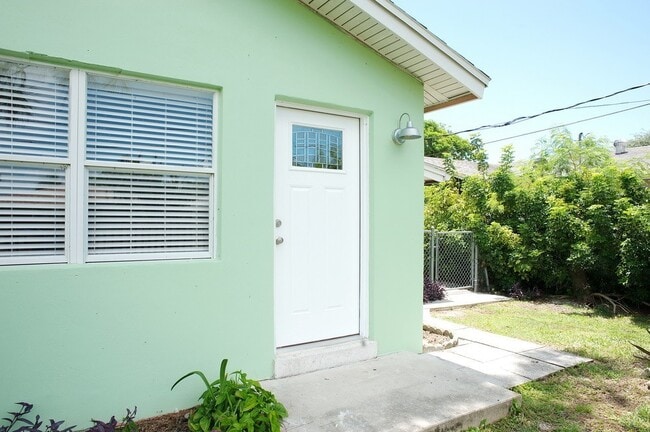 Building Photo - 2 Bedroom Duplex in Naples Park - Annual Rental