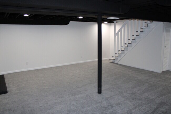 Building Photo - MOVE IN SPECIAL! - Spacious 4 bedroom and 2 bath with a very beautiful sun room in Kansas City MO