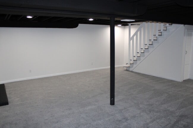 Building Photo - Spacious 4 bedroom and 2 bath with a very ...