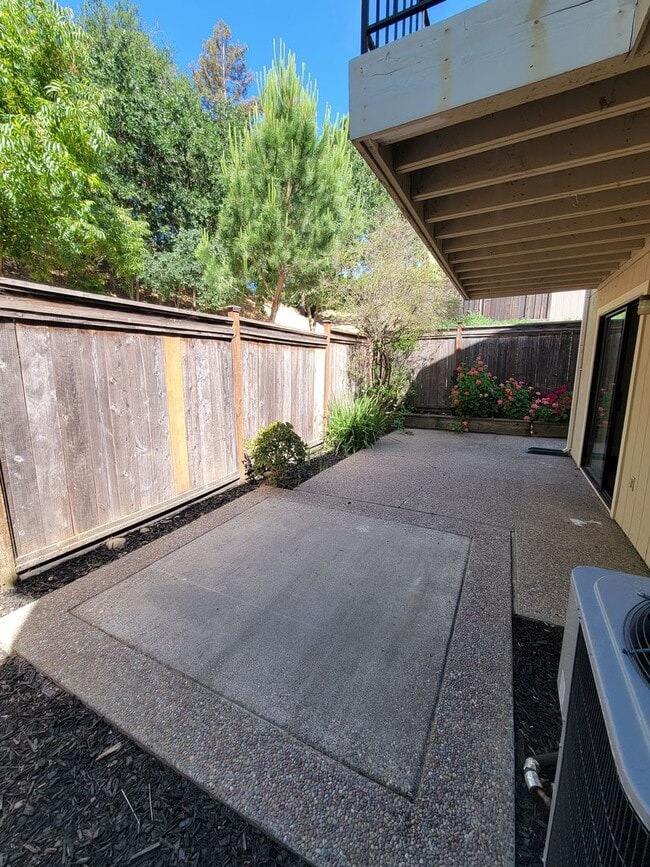 Building Photo - 3-bedroom 2 bath Townhouse in Sun Rise Ridge
