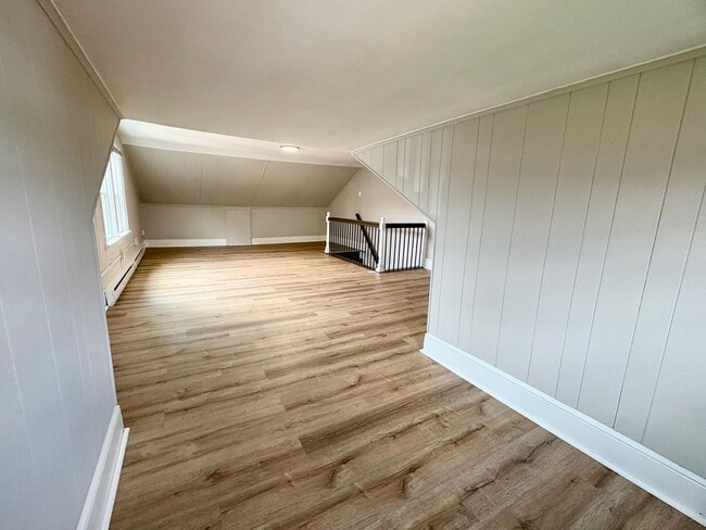 Building Photo - 3 Bedroom 1 Bathroom in York with Sunroom,...