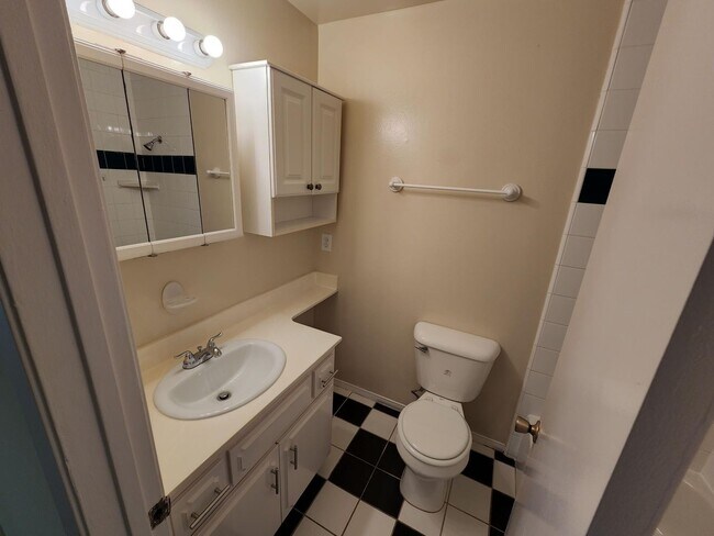 Building Photo - 3 Bedroom 2 Bath Home,