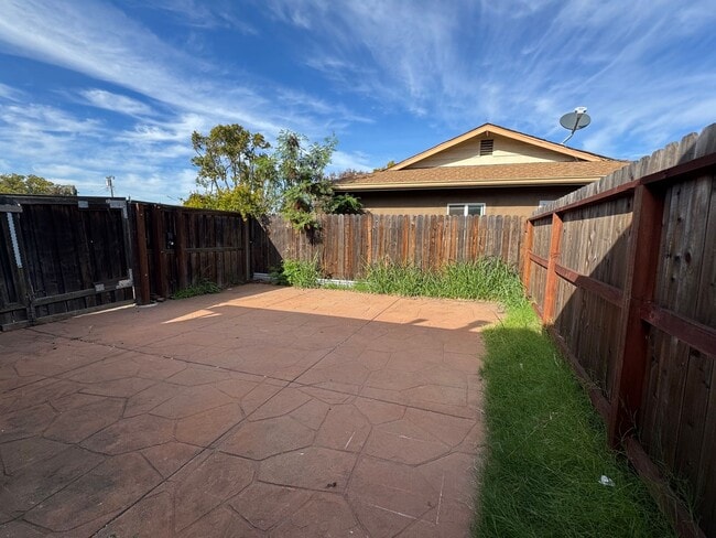 Building Photo - Welcome to this charming 1-bedroom, 1-bath...