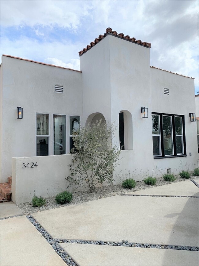 Building Photo - 3424 Edgehill Dr