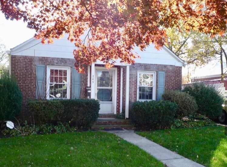 Primary Photo - 205 E Park Pl