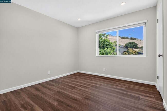 Building Photo - 121 Violet Rd