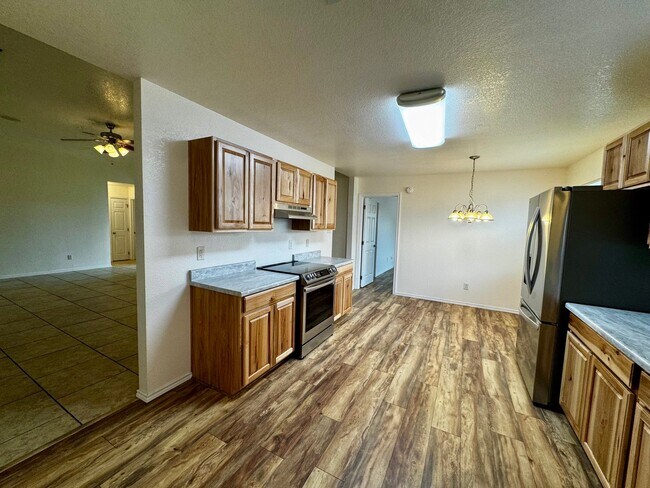 Building Photo - Spacious 4 Bedroom 2 Bath