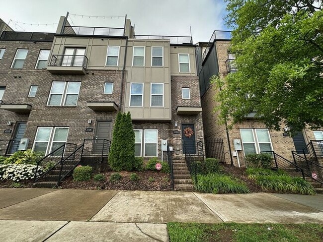 Building Photo - Stunning Townhome With Skyline Views!