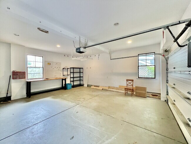 Building Photo - 1 Bed Apartment with TWO CAR GARAGE!