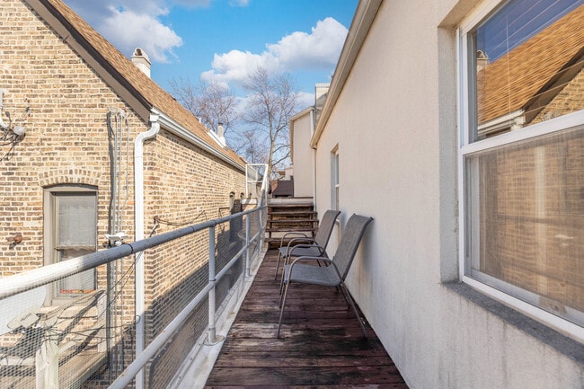Building Photo - 1060 N Hermitage Ave