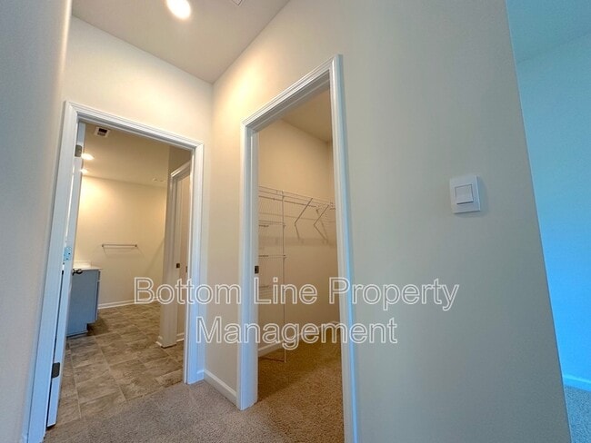 Building Photo - 211 Dogwood Crk Dr