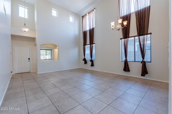 Building Photo - 2943 E Quiet Hollow Ln