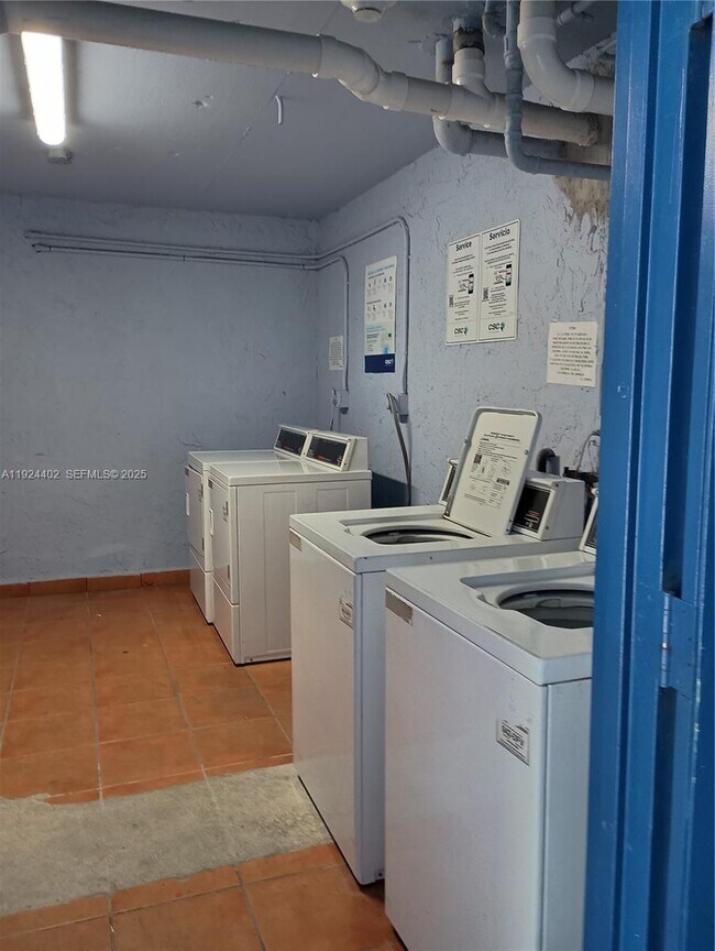 Building Photo - 9460 Fontainebleau Blvd