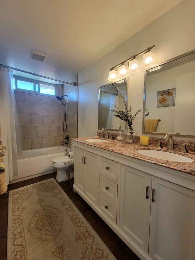 Building Photo - Darling, Move-In Ready Home in Highly Sought After Neighborhood w/ a Great View!!