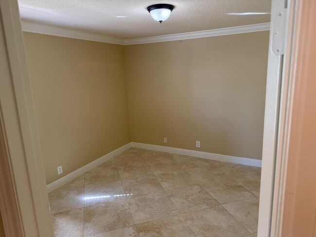 Building Photo - 10123 Caoba St