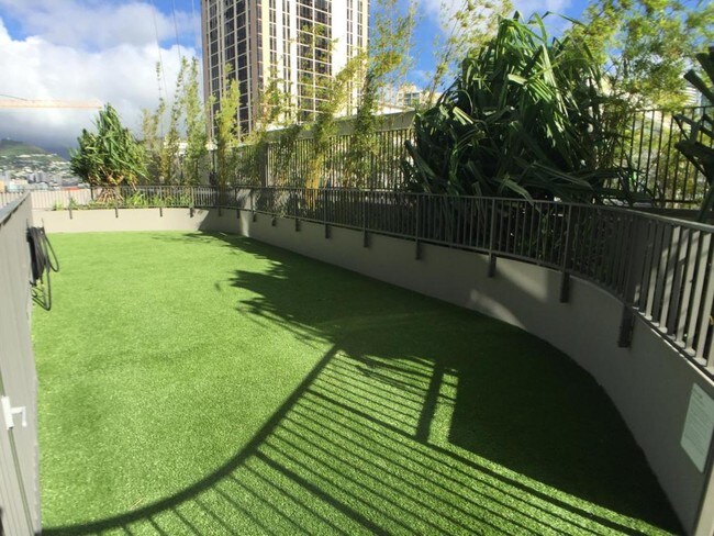 Building Photo - 1001 Queen St