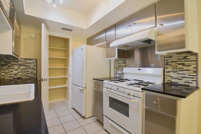 Building Photo - Hart Ln 6489