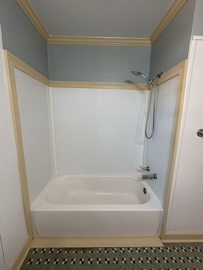 Building Photo - Beautiful 4 bedroom/ 2 bath home with Central Air&Heat