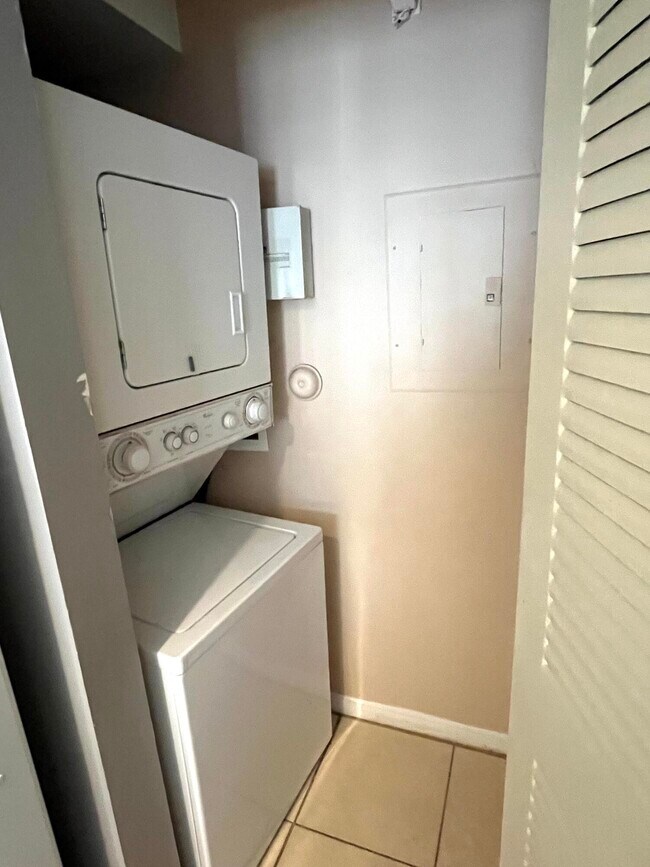 Building Photo - 7808 Sonoma Springs Cir