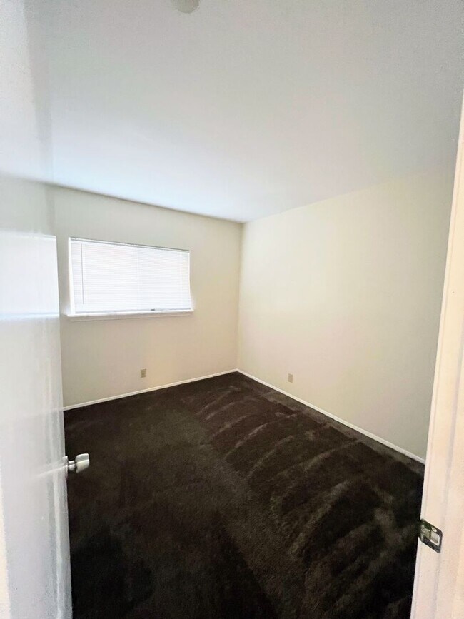Building Photo - 4 bedroom FAMILY SPECIAL with RV storage o...