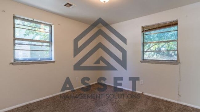 Building Photo - Charming 4-Bedroom Home with Fresh Updates in Midwest City