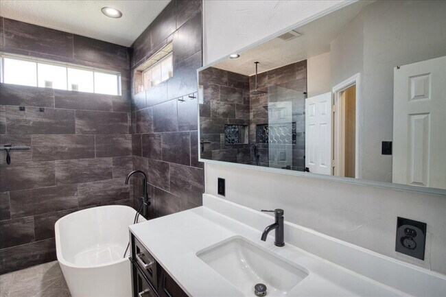 Building Photo - "Charming 4-Bedroom Home with 3 Full Baths in Prime Carrollton Location – Spacious 2338 Sq Ft!"