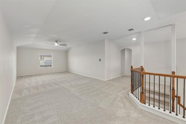 Building Photo - 301 Serpentine Ln