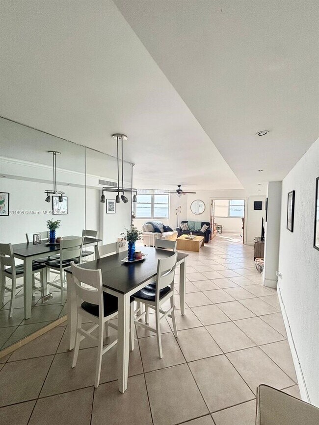Building Photo - 999 Brickell Bay Dr