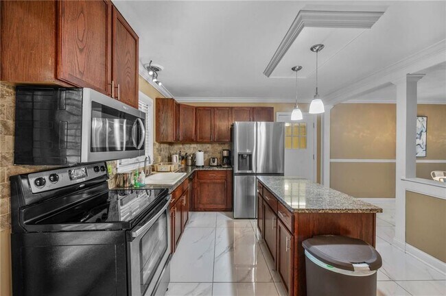 Building Photo - 4839 Lehigh Dr