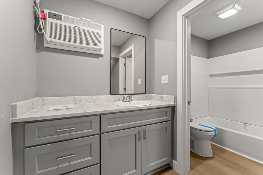 Vanity - 103 N Scanlan St