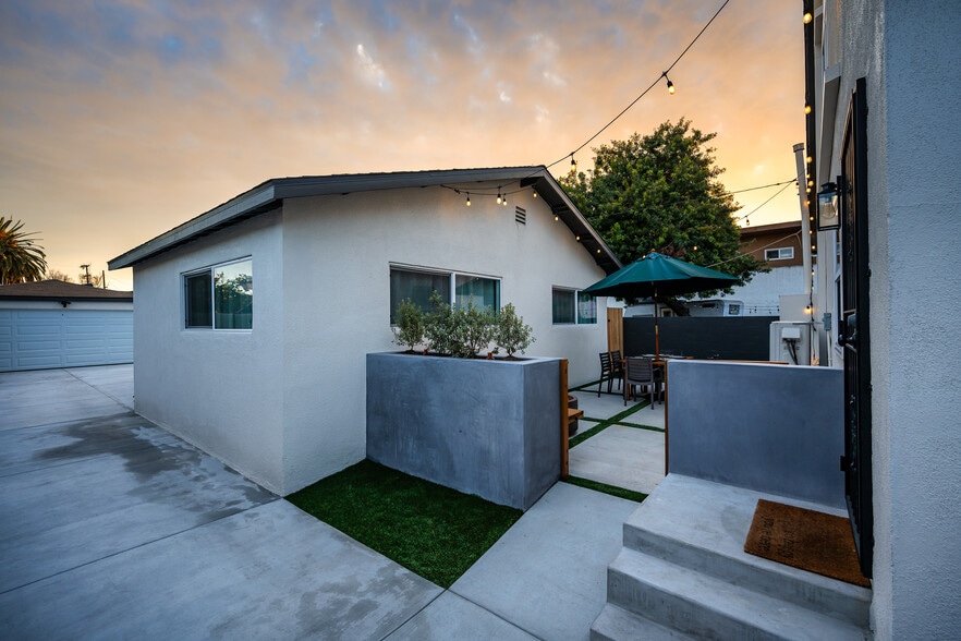 Courtyard-style patio located between front home and back home, for your exclusive use - 4746 W 159th St