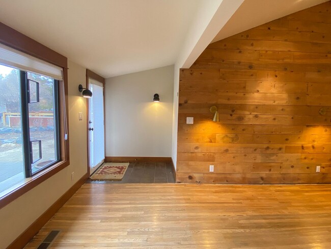 Building Photo - *Unfurnished* Charming, updated and walkable west side 3 BR + den/office