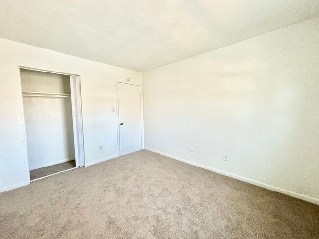 Building Photo - Cozy Townhome in Virginia Beach