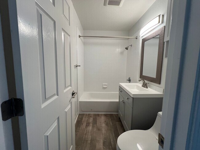 Building Photo - Newly updated 2 bedroom 1 bath unit