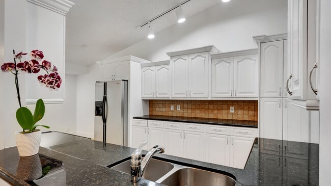 Building Photo - 20977 Country Creek Dr
