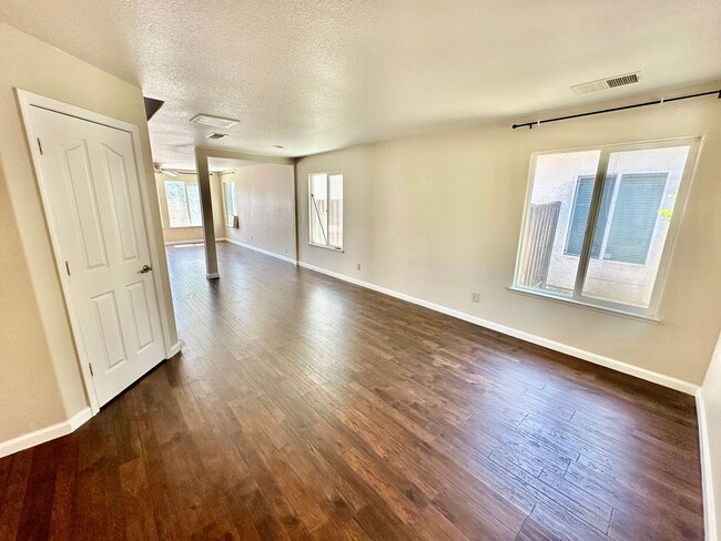 Building Photo - Newly Built Madera 4/3