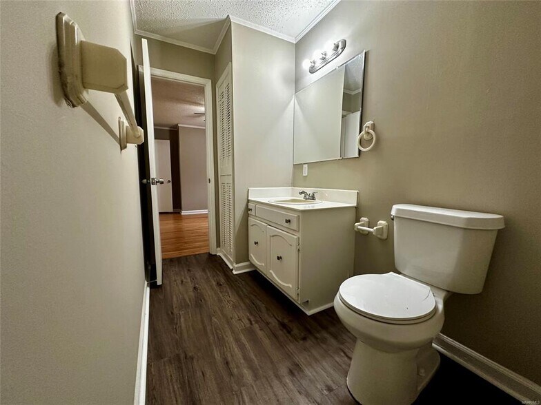 Building Photo - 1009 Rosedale Dr