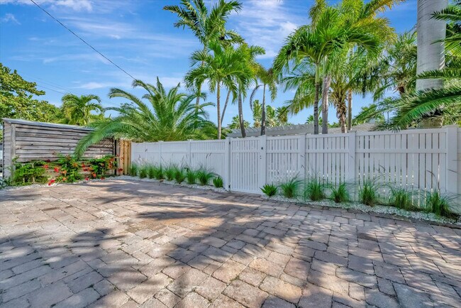 Building Photo - 3002 Pass a Grille Way