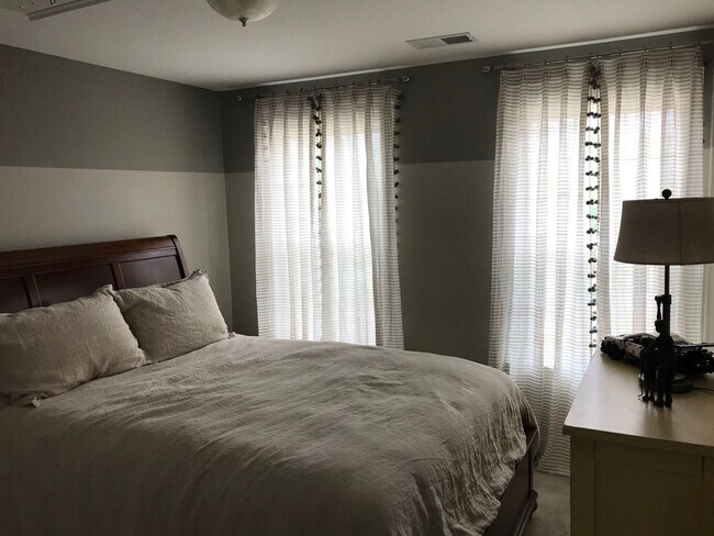 Building Photo - Former Model Townhome for Rent