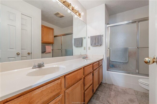 Building Photo - Available NOW!! Cute 3/2 four-plex Close t...