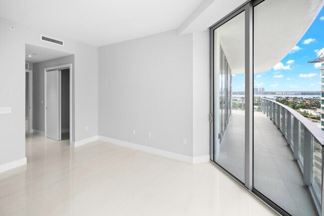 Building Photo - 3100 N Ocean Dr