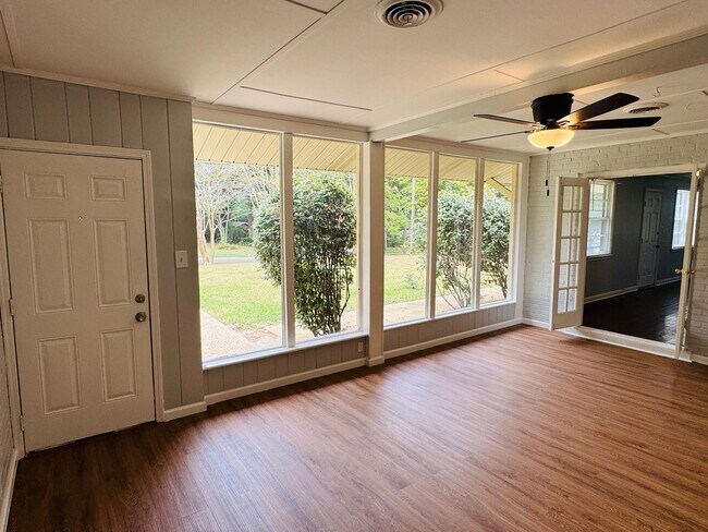Building Photo - Spacious 3 Bedroom / 2 Bath Home – Designe...